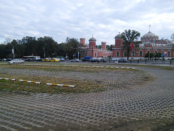 Новая парковка возле Петровского Путевого дворца